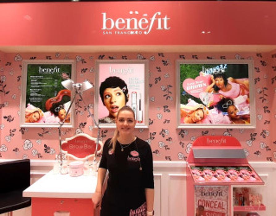 Entdecke unsere Benefit-BrowBar